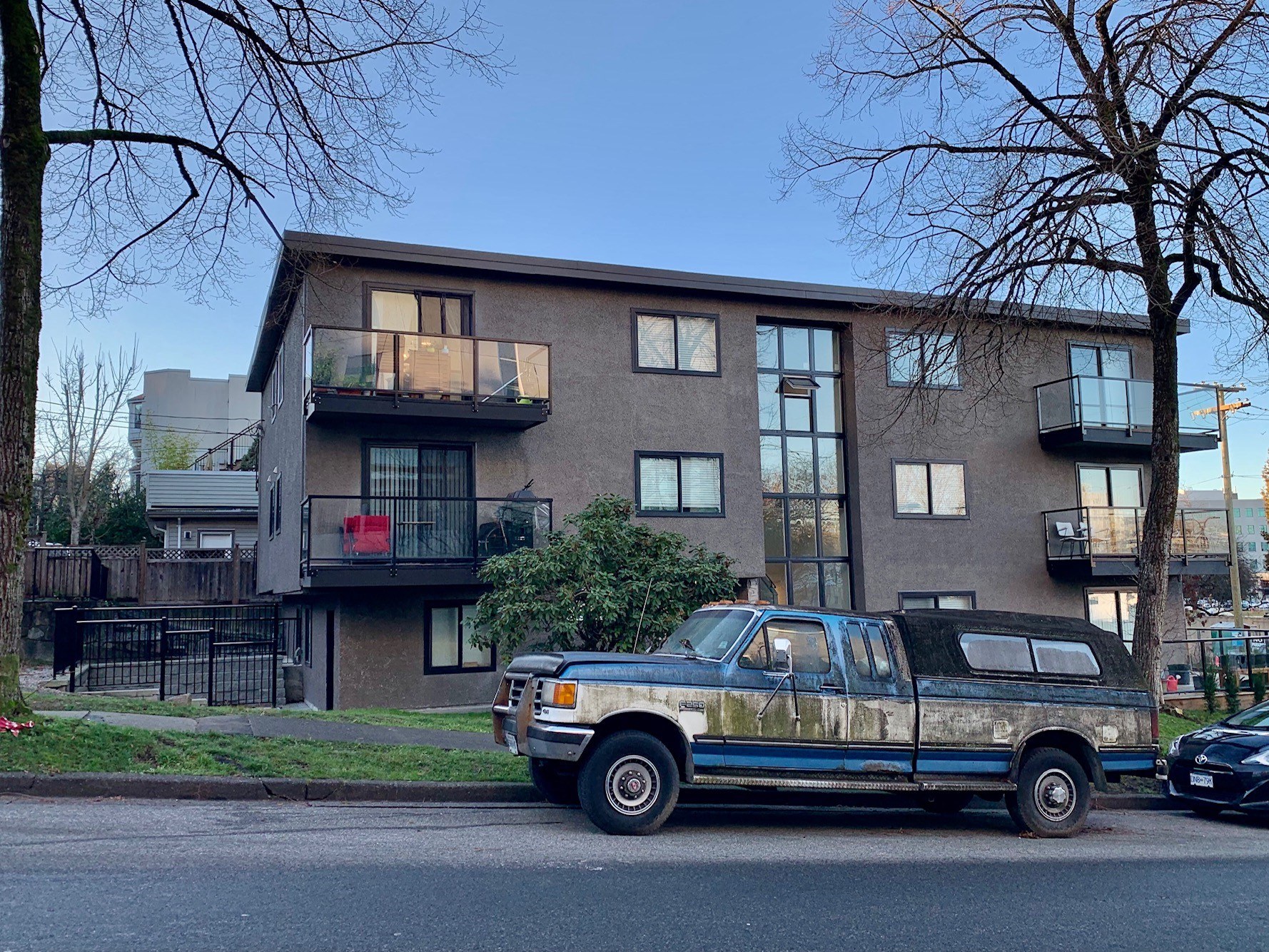 a truck is parked in front of an apartment building